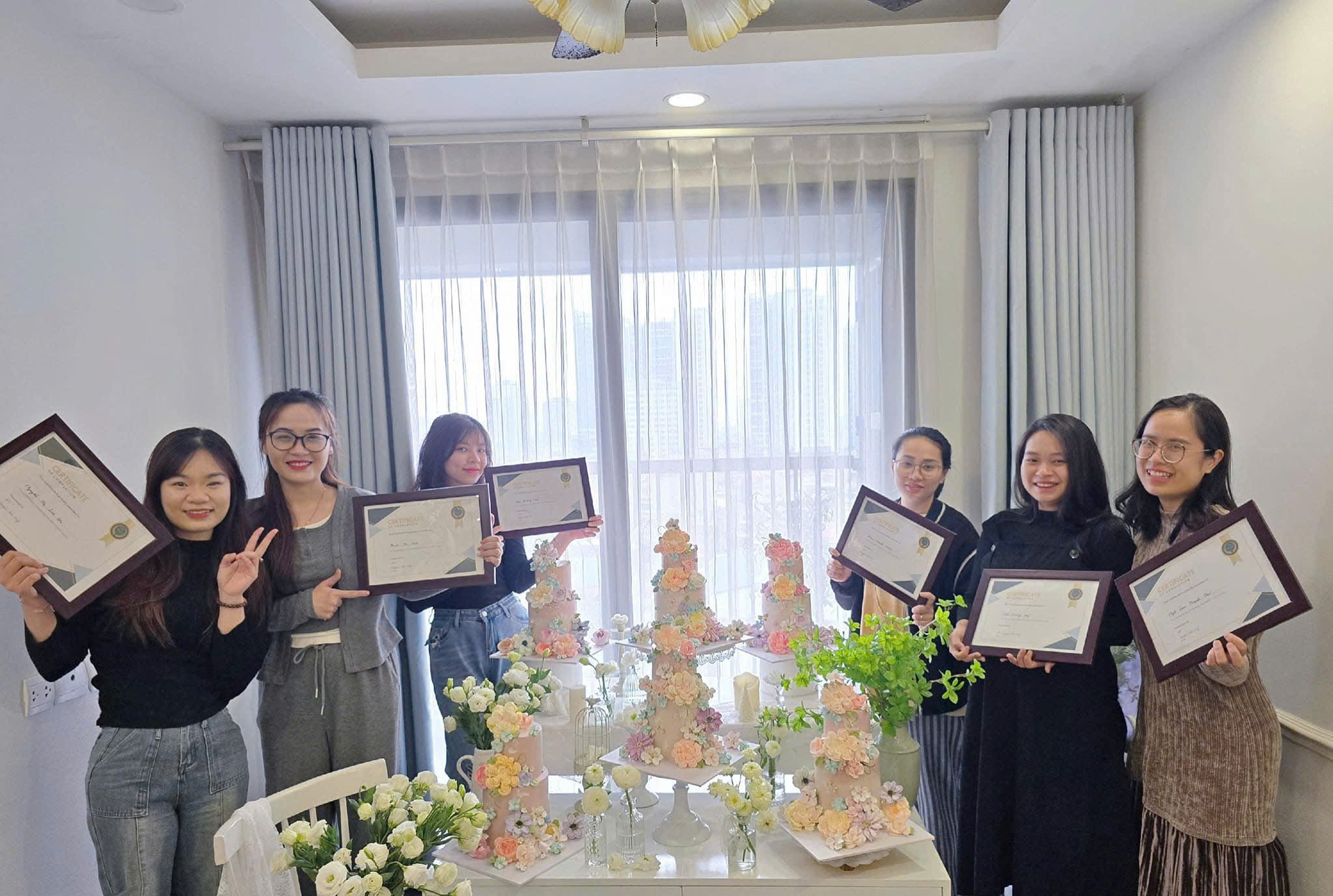 Học viên nhận chứng nhận vui vẻ