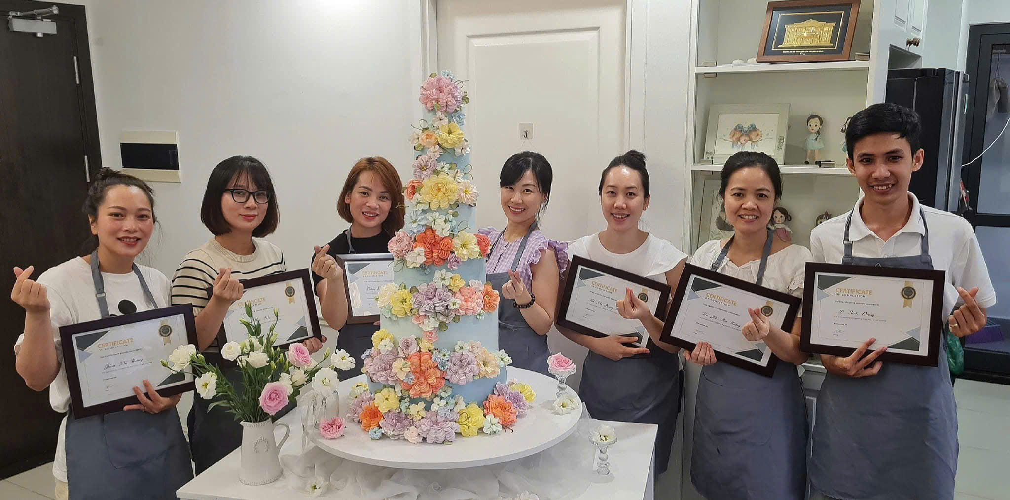 Học viên tự hào khoe chứng nhận và sản phẩm bánh